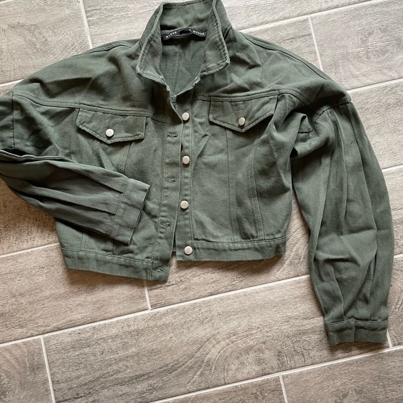 Women’s Khaki/olive colored crop jacket. Barely worn, no flaws. Size small. - Picture 3 of 5